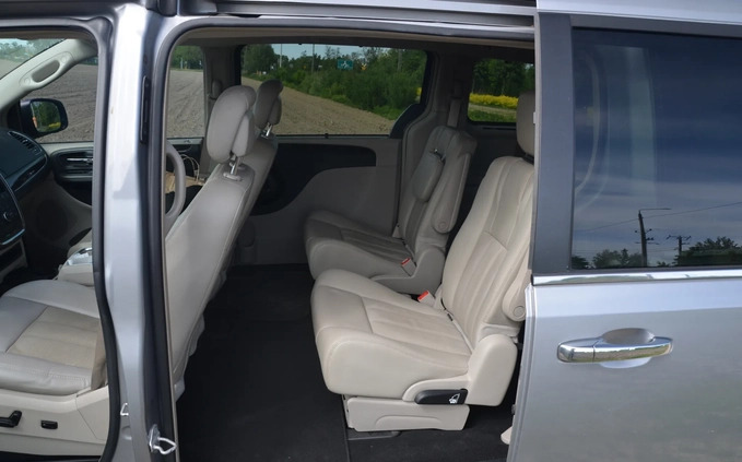 Chrysler Town &amp; Country cena 64900 przebieg: 191000, rok produkcji 2015 z Płock małe 436